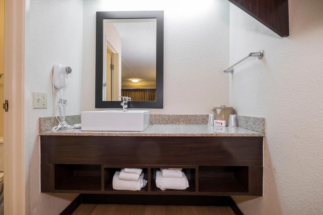 Red Roof Inn Cincinnati Northeast - בלו אש מראה חיצוני תמונה